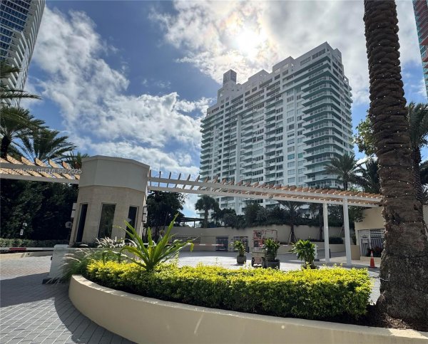 400 S Pointe Dr #1610 Miami Beach, FL 33139