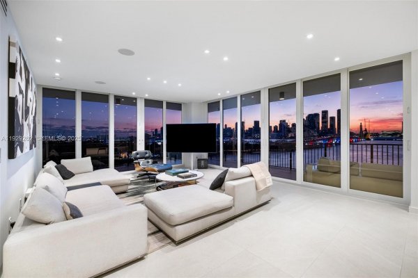 1000 Venetian Way #1004 Miami, FL 33139