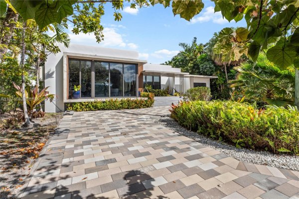 1845 NE 124th St North Miami, FL 33181