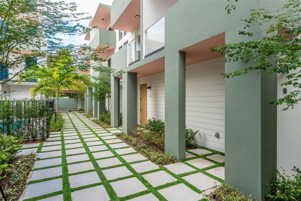 721 SW 11th St #B Miami, FL 33129