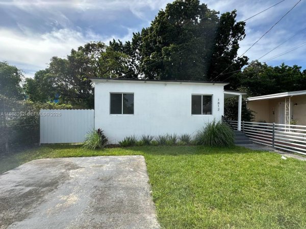 1812 NW 64th St Miami, FL 33147