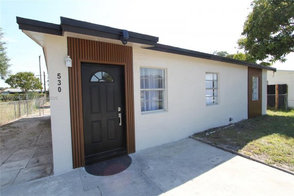 530 NW 10th Ave Boynton Beach, FL 33435