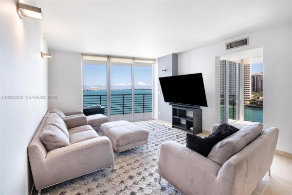 325 S Biscayne Blvd #823 Miami, FL 33131