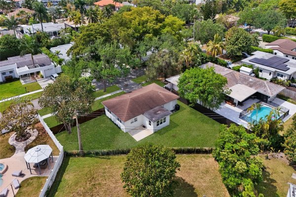 2125 Alamanda Dr North Miami, FL 33181