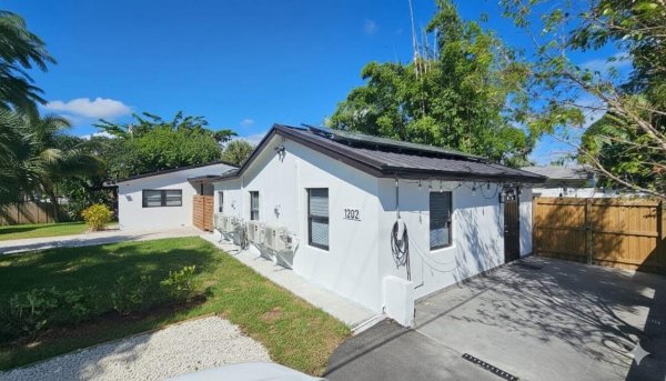 1202 NE 3rd Fort Lauderdale, FL 33304