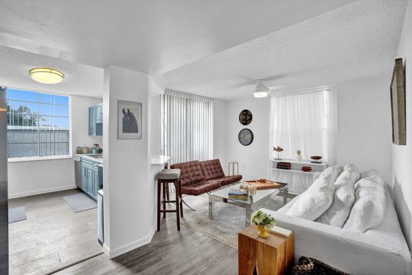 Las Olas By The River | Caryn Botknecht Group