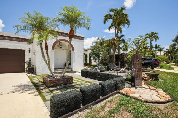 6590 Fountains Lake Worth, FL 33467