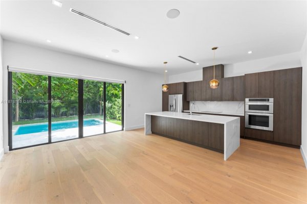 3132 Plaza St Miami, FL 33133