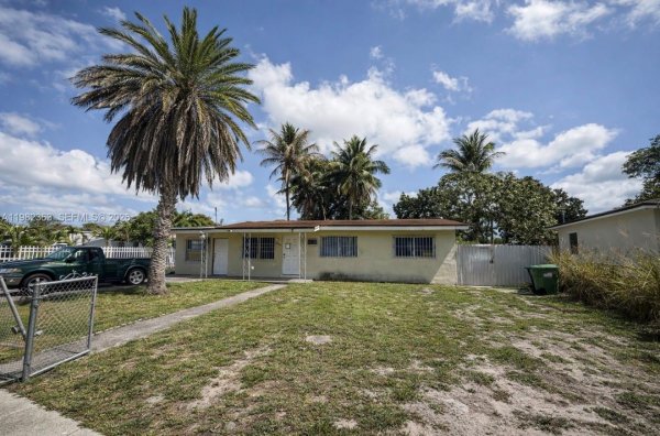 8525 NW 32nd Ct Miami, FL 33147