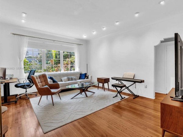 910 Lenox Ave #2 Miami Beach, FL 33139