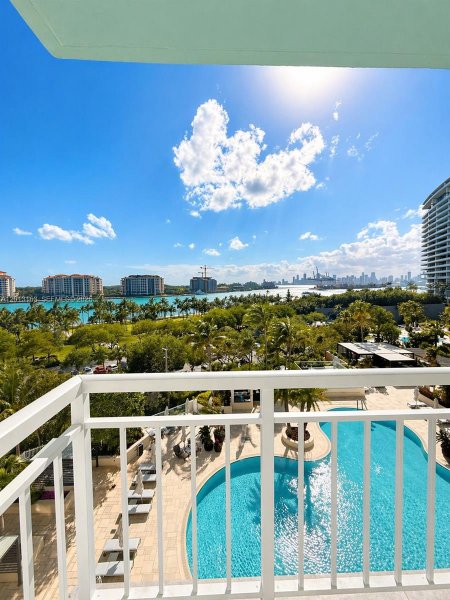 400 S Pointe Dr #707 Miami Beach, FL 33139