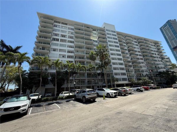1408 Brickell Bay Dr #213 Miami, FL 33131