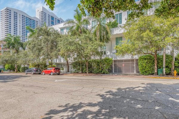 1428 West Ave #206 Miami Beach, FL 33139