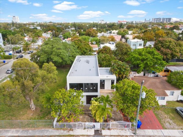 2285 SW 17th Ter Miami, FL 33145