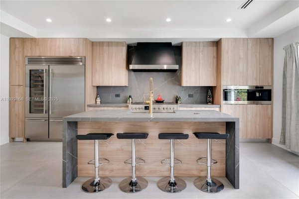 7553 W Treasure Dr North Bay Village, FL 33141