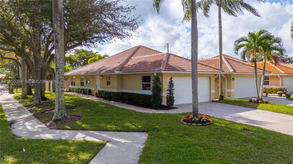 5561 Grande Palm Cir Delray Beach, FL 33484