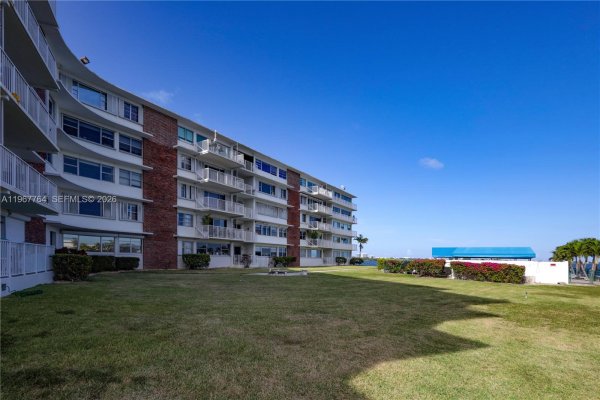 1700 NE 105th St #512 Miami Shores, FL 33138