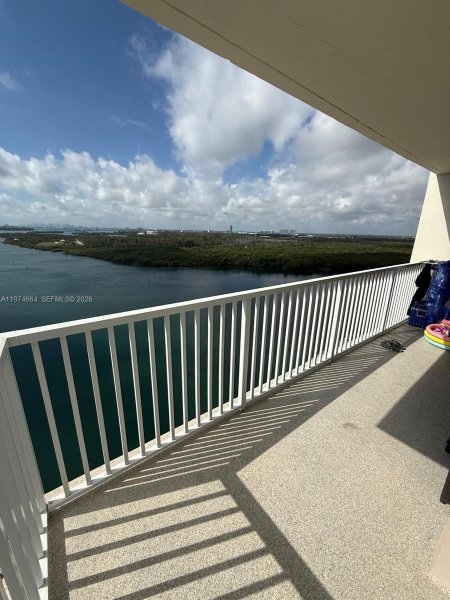 300 Bayview Dr #2106 Sunny Isles Beach, FL 33160