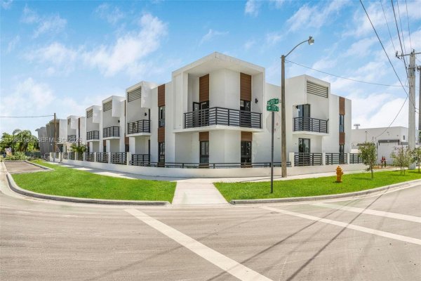 16955 SW 100th Ave Miami, FL 33157