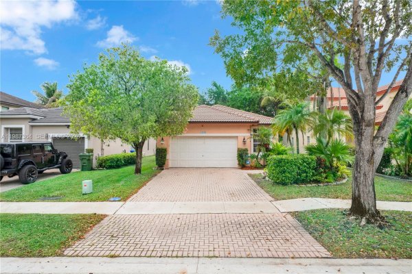 19269 NW 14th St Pembroke Pines, FL 33029