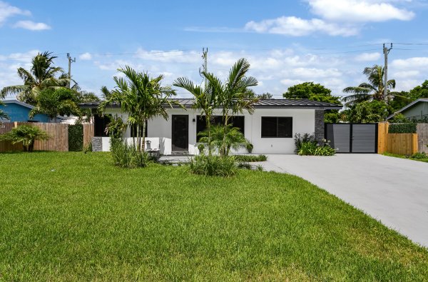 3141 NE 14th Pompano Beach, FL 33064