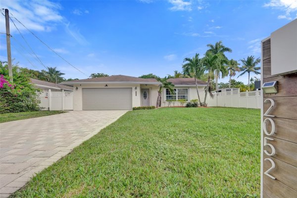 2052 SW 28th Way Fort Lauderdale, FL 33312
