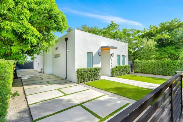 121 NW 41st St Miami, FL 33127