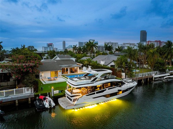 207 Holiday Dr Hallandale Beach, FL 33009