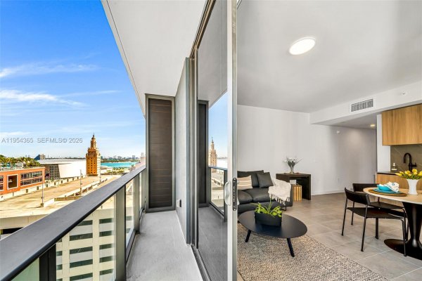 120 NE 5th #1608 Miami, FL 33143