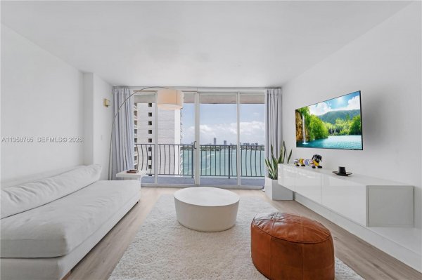 7601 E Treasure Dr #2209 North Bay Village, FL 33141