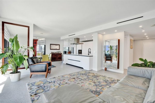 520 Brickell Key Dr #A1015 Miami, FL 33131