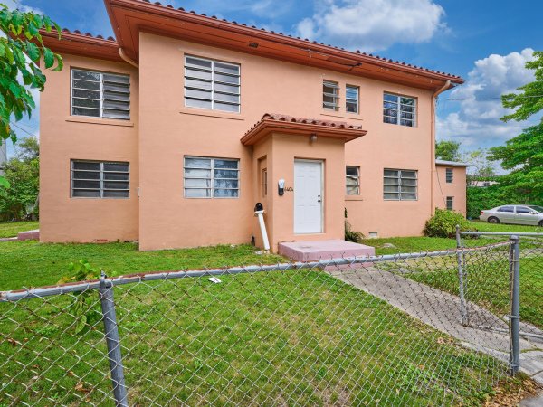 499 NE 64th Miami, FL 33138