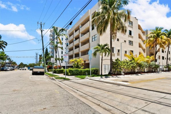 7125 Bay Dr #201 Miami Beach, FL 33141