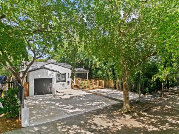 5981 NE 6th Ave Miami, FL 33137