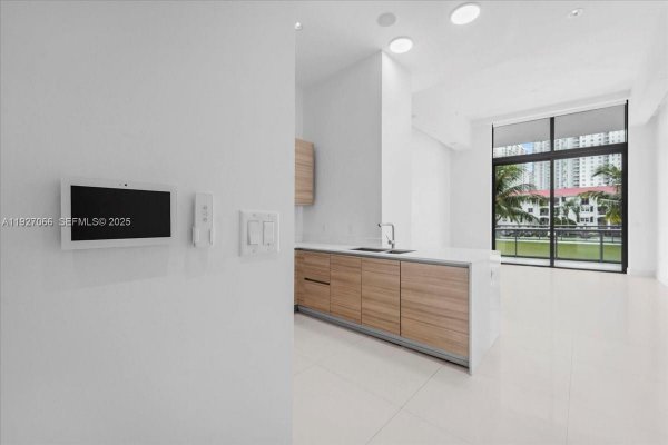 3250 NE 188th St #103 Aventura, FL 33180