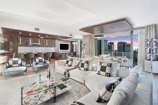 88 SW 7th St #3801 Miami, FL 33130