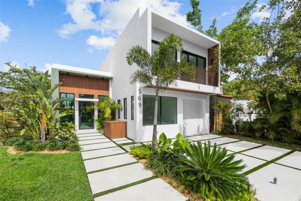 569 NW 44th St Miami, FL 33127