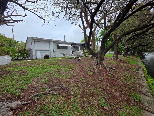 1 Esplanade Dr #1 Miami Springs, FL 33166