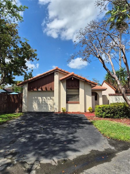 17316 NW 63rd Ave Hialeah, FL 33015