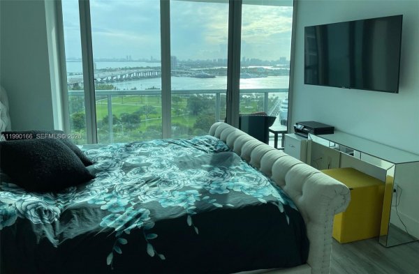 888 Biscayne Blvd #1810 Miami, FL 33132