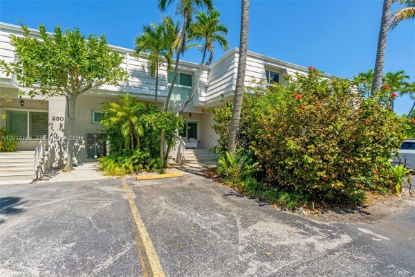 232 Sea Vw Dr #108 Key Biscayne, FL 33149