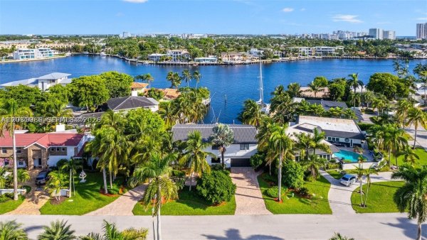 2445 SE 8th St Pompano Beach, FL 33062