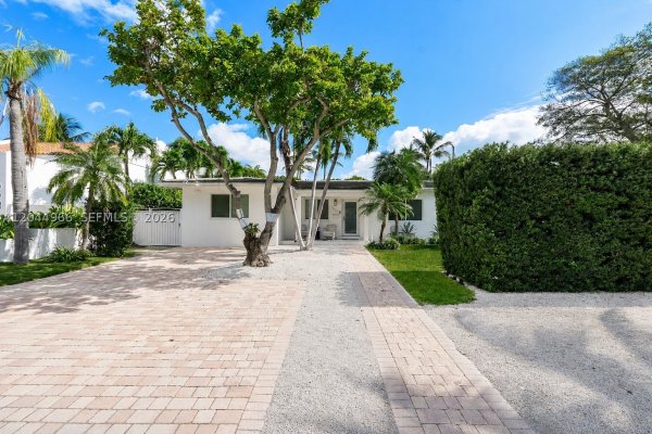 301 Hampton Ln Key Biscayne, FL 33149