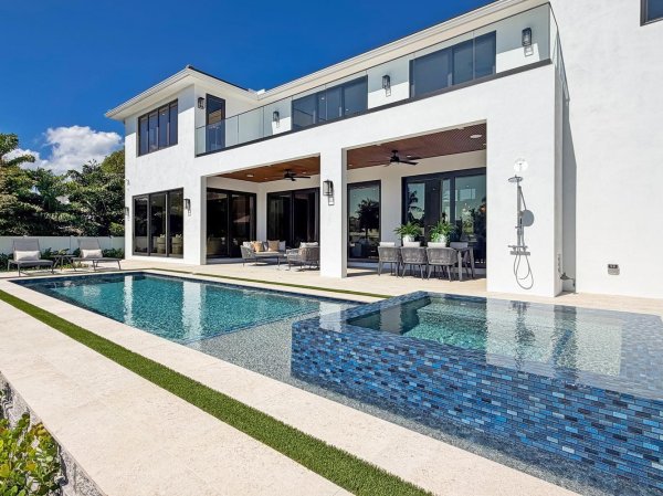 2856 NE 26th St Fort Lauderdale, FL 33305