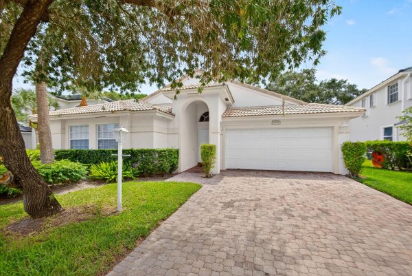208 Jones Crk Dr Jupiter, FL 33458