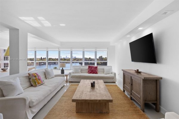 9102 W Bay Hbr Dr #5D Bay Harbor Islands, FL 33154