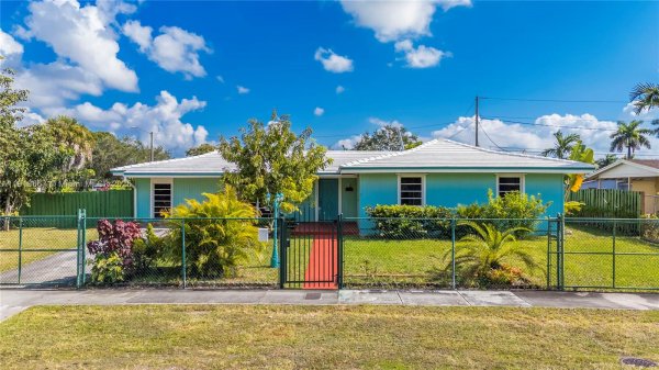 16001 SW 98th Ave Miami, FL 33157