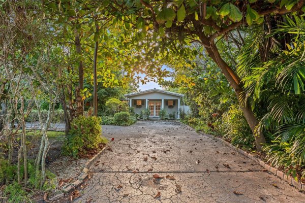 11770 Griffing Blvd Biscayne Park, FL 33161