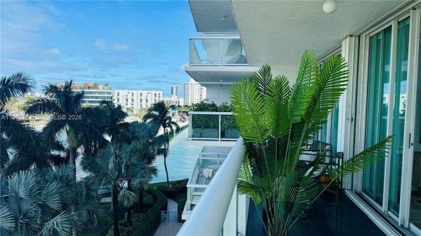 10 Venetian Way #501 Miami Beach, FL 33139