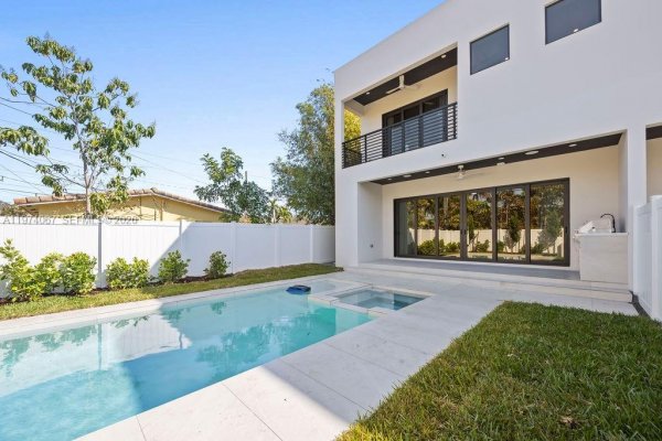 1135 NE 11th Ave Fort Lauderdale, FL 33304